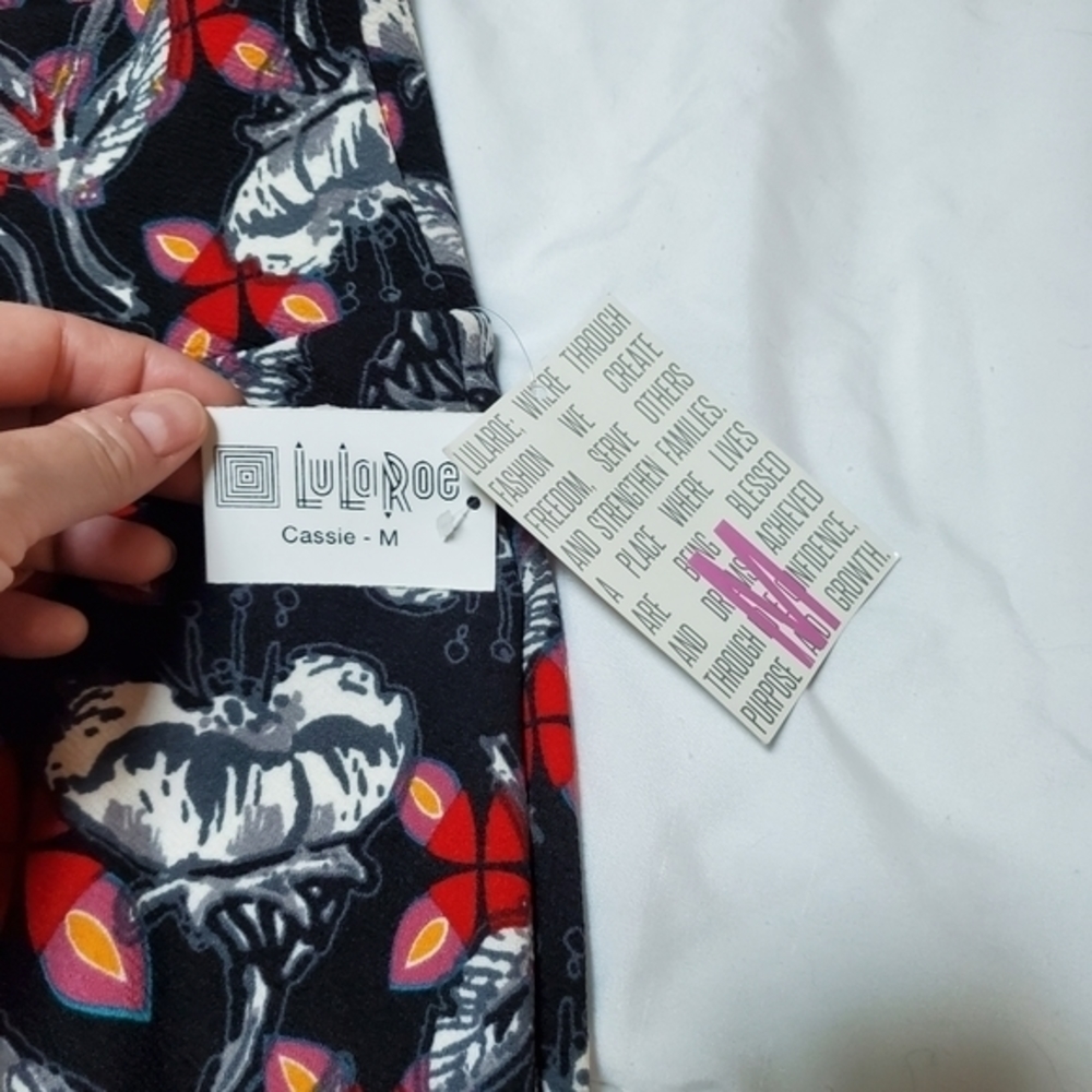 NEW Lularoe Cassie skirt. Medium. Floral print. Pencil skirt. - Picture 3 of 8